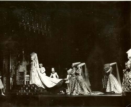 Swan-Lake-Malmo-Queen-Thron